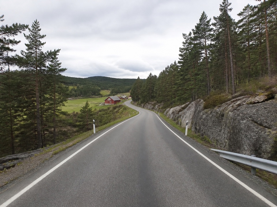Nordic-looking road lines and delineators